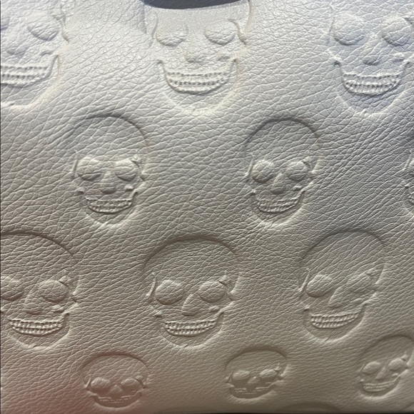 Betsey Johnson | “Cream Skull Boss” Bucket w/ Floral Strap - Picture 4 of 15